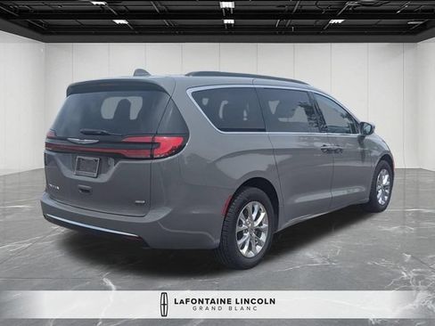 Used 2022 Chrysler Pacifica Touring-L AWD/4WD image 5