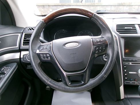 Used 2017 Ford Explorer Platinum image 15