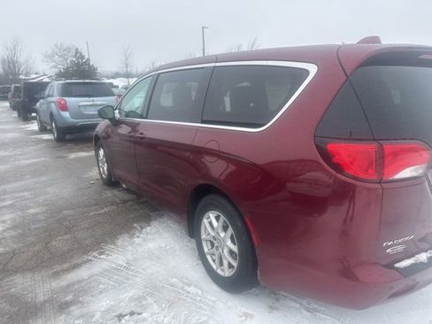 Used 2017 Chrysler Pacifica Touring image 14
