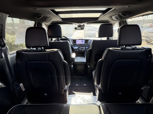 New 2026 Chrysler Pacifica Limited w/ S Appearance Package image 12