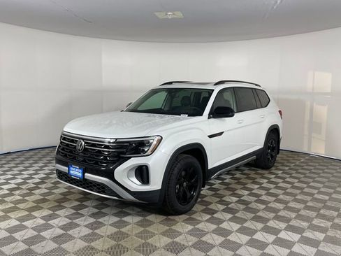 New 2026 Volkswagen Atlas Peak Edition image 1