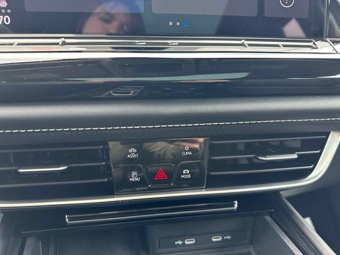 Certified 2024 Volkswagen Atlas SEL AWD/4WD image 61