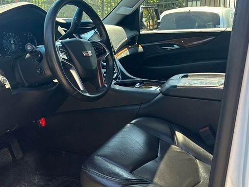 Used 2017 Cadillac Escalade Luxury AWD/4WD image 8