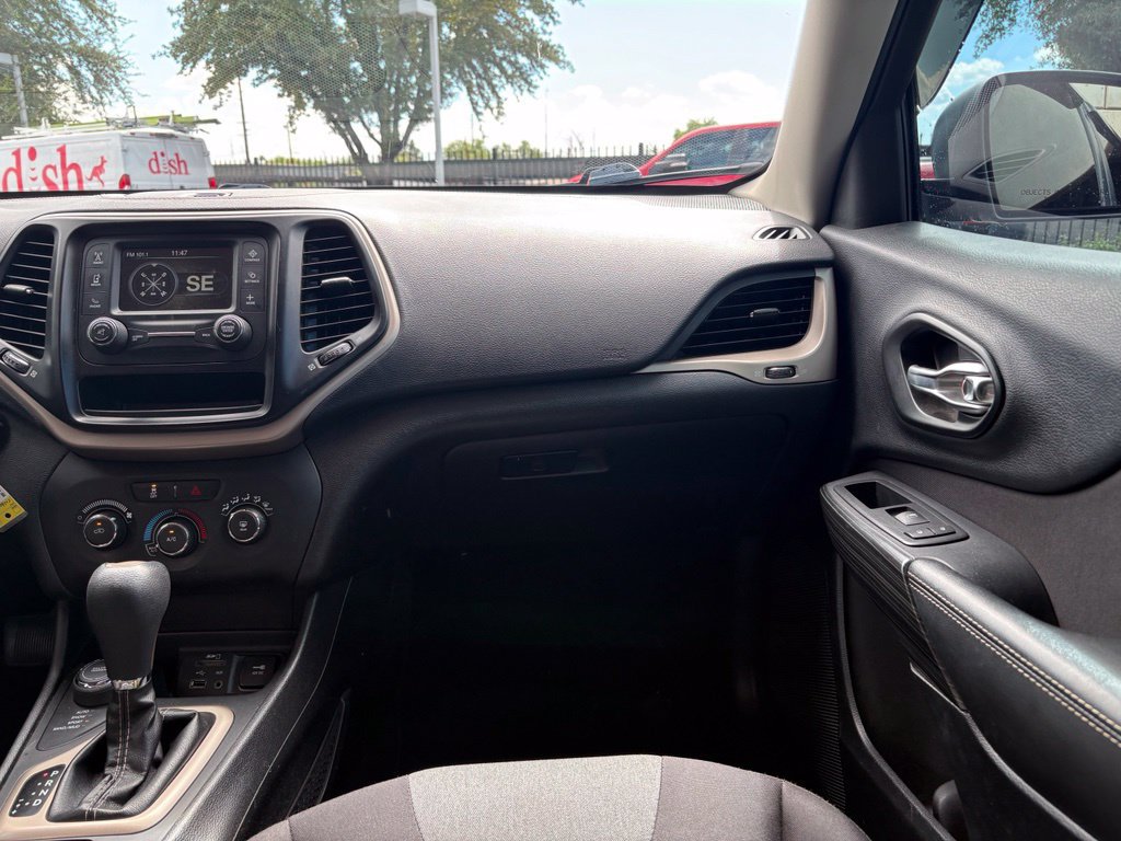 Used 2017 Jeep Cherokee Sport AWD/4WD image 7