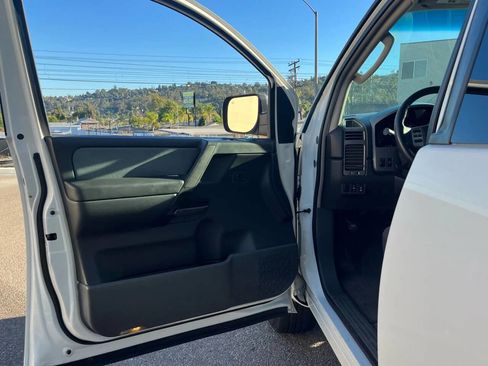 Used 2005 Nissan Titan SE image 8