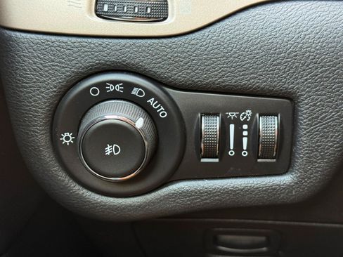 Used 2016 Jeep Cherokee Latitude w/ Cold Weather Group AWD/4WD image 16