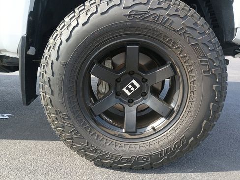 Used 2019 Toyota Tacoma TRD Sport AWD/4WD image 10