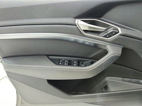 Used 2024 Audi Q8 e-tron Premium image 34