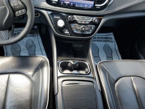 Used 2025 Chrysler Pacifica Limited FWD image 22