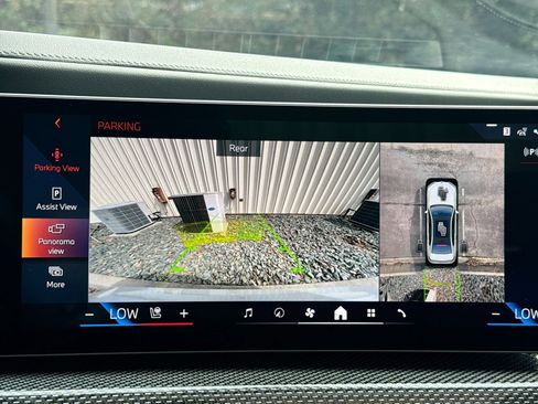 Used 2025 BMW 760i xDrive w/ Premium Package image 30