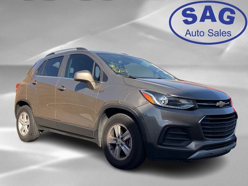 Used 2020 Chevrolet Trax LT w/ LT Convenience Package image 2