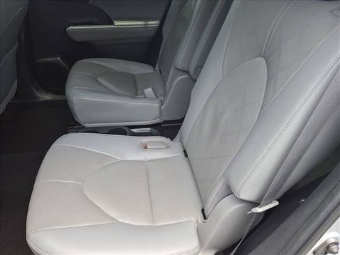 Used 2023 Toyota Highlander Platinum FWD image 18