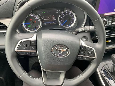 Used 2023 Toyota Highlander Bronze Edition FWD image 19