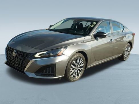 Used 2024 Nissan Altima 2.5 SV image 3