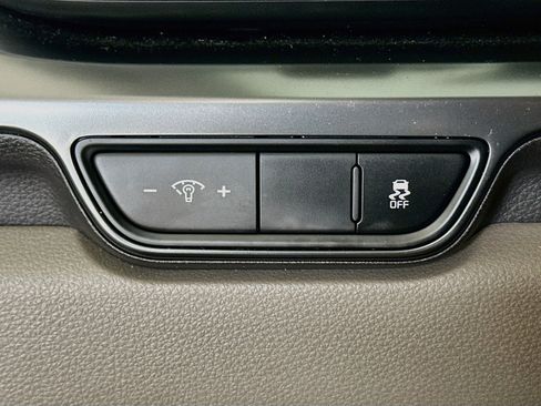 Used 2025 Kia Carnival FWD image 17