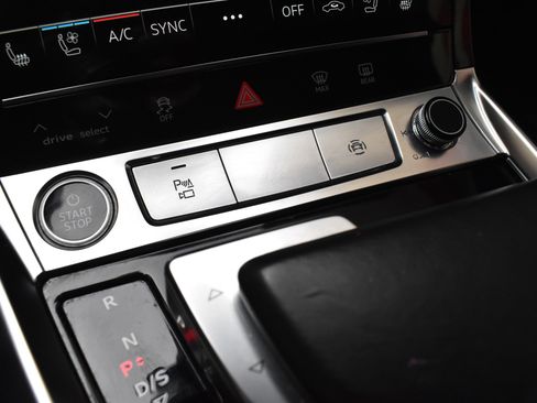 Used 2021 Audi e-tron Premium Plus w/ Premium Plus Package image 38