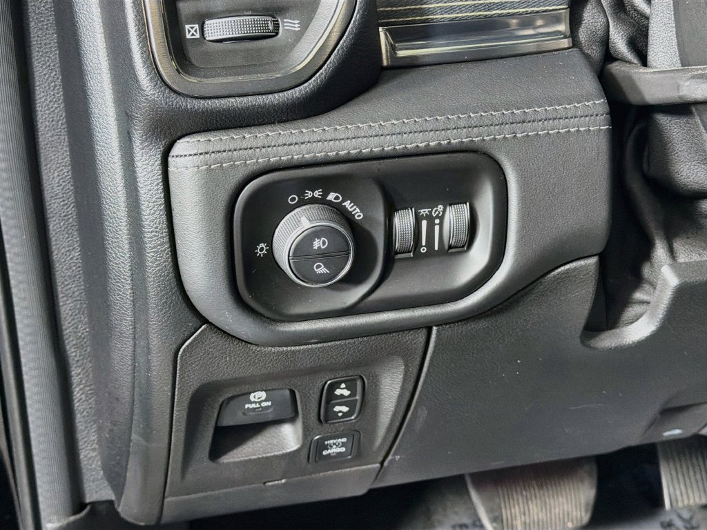 Used 2020 RAM 1500 Limited w/ Black Appearance Package AWD/4WD image 10