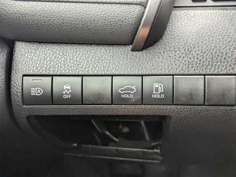 Used 2020 Toyota Camry LE image 28