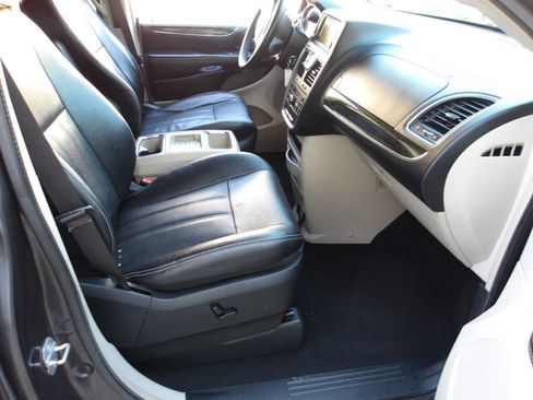 Used 2016 Chrysler Town & Country Touring-L w/ Driver Convenience Group FWD image 21