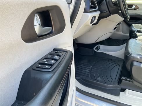 Used 2017 Chrysler Pacifica Touring-L FWD image 21