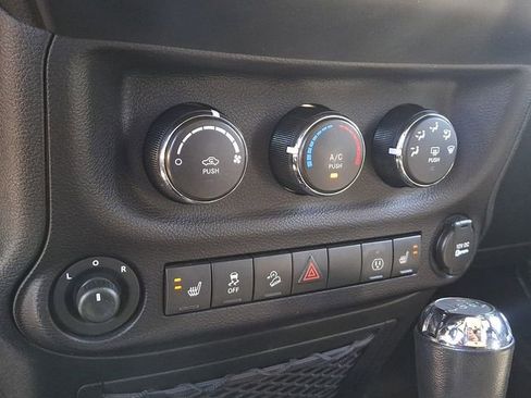 Used 2017 Jeep Wrangler Unlimited Sahara w/ Connectivity Group AWD/4WD image 29