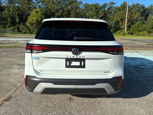 Used 2025 Volkswagen Tiguan SE AWD/4WD image 4