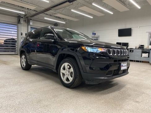 Used 2023 Jeep Compass Sport image 3