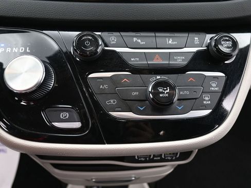 Used 2024 Chrysler Pacifica Touring-L FWD image 11