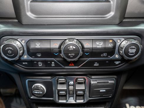 Used 2022 Jeep Gladiator Sport image 18