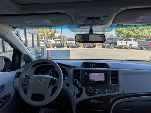 Used 2012 Toyota Sienna Limited image 18