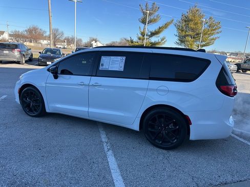 Used 2024 Chrysler Pacifica Touring-L w/ S Appearance Package image 16