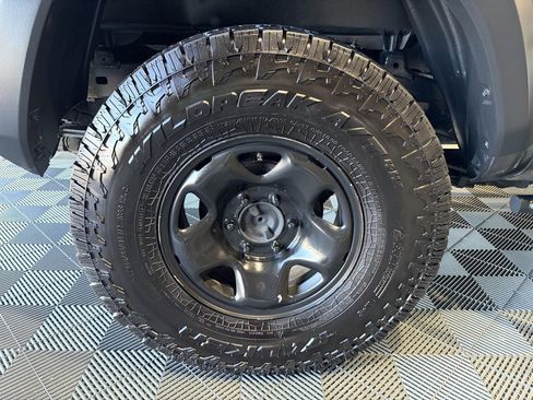 Used 2018 Toyota Tacoma TRD Off-Road w/ Technology Package image 15