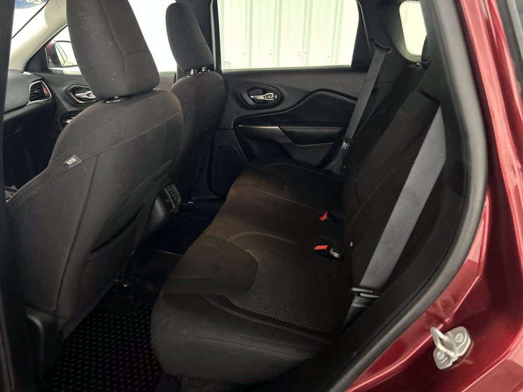 Used 2019 Jeep Cherokee Latitude w/ Cold Weather Group FWD image 9