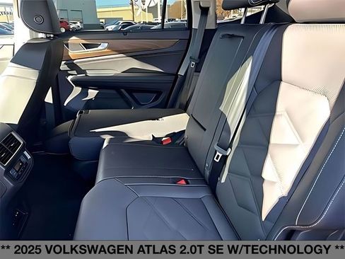 Used 2025 Volkswagen Atlas SE image 13