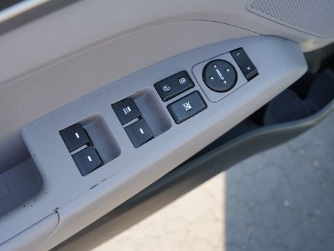 Used 2020 Hyundai Elantra SE FWD image 16