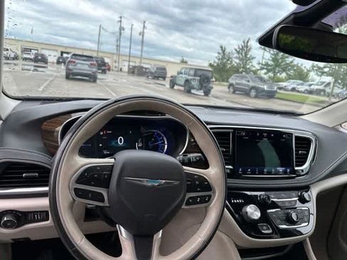 Used 2021 Chrysler Pacifica Limited FWD image 6