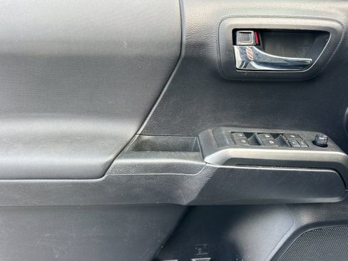 Used 2020 Toyota Tacoma TRD Off-Road w/ Technology Package image 10