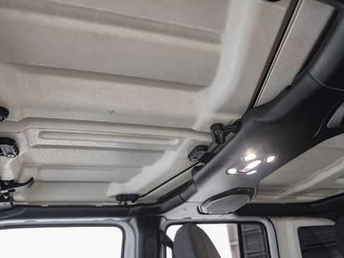 Used 2018 Jeep Wrangler Unlimited Sahara image 22