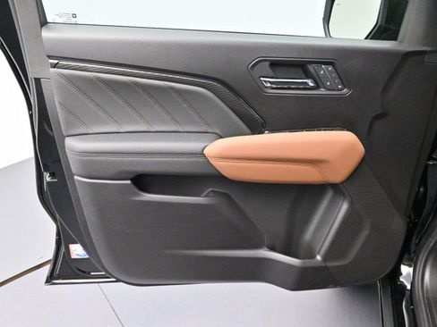 Used 2025 GMC Canyon AT4 w/ Technology Plus Package image 9