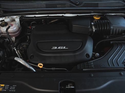 Used 2017 Chrysler Pacifica Touring image 32