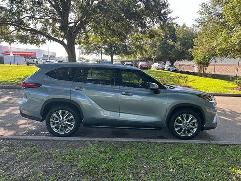 Used 2023 Toyota Highlander Limited FWD image 7