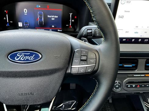 Used 2025 Ford Maverick Lobo image 23