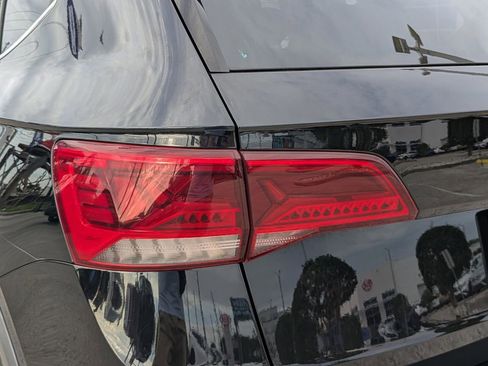 Used 2022 Volkswagen Taos SE w/ Panoramic Sunroof Package FWD image 8