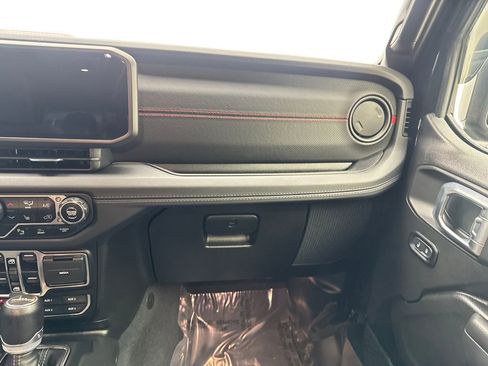 Used 2024 Jeep Gladiator Rubicon w/ Technology Group AWD/4WD image 59