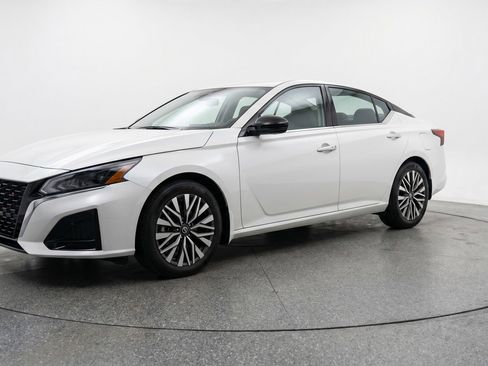 Used 2025 Nissan Altima 2.5 SV FWD image 3