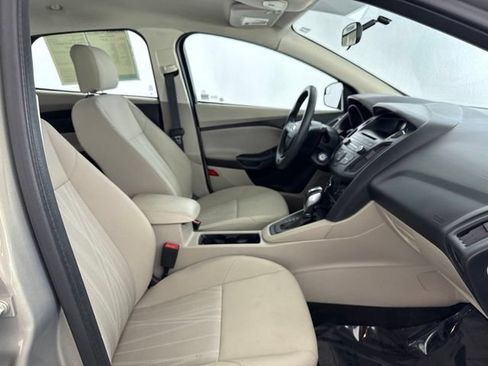 Used 2016 Ford Focus SE w/ SE Power Seat Package FWD image 24