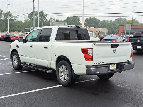 Used 2017 Nissan Titan SV image 3