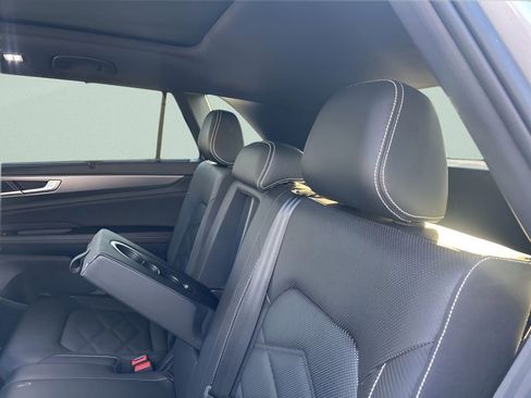 Used 2024 Volkswagen Atlas Cross Sport SE w/ Panoramic Sunroof Package image 19