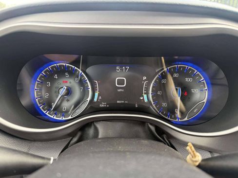 Used 2022 Chrysler Pacifica Touring-L FWD image 18