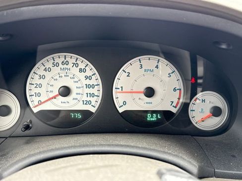 Used 2005 Chrysler Town & Country Touring image 21